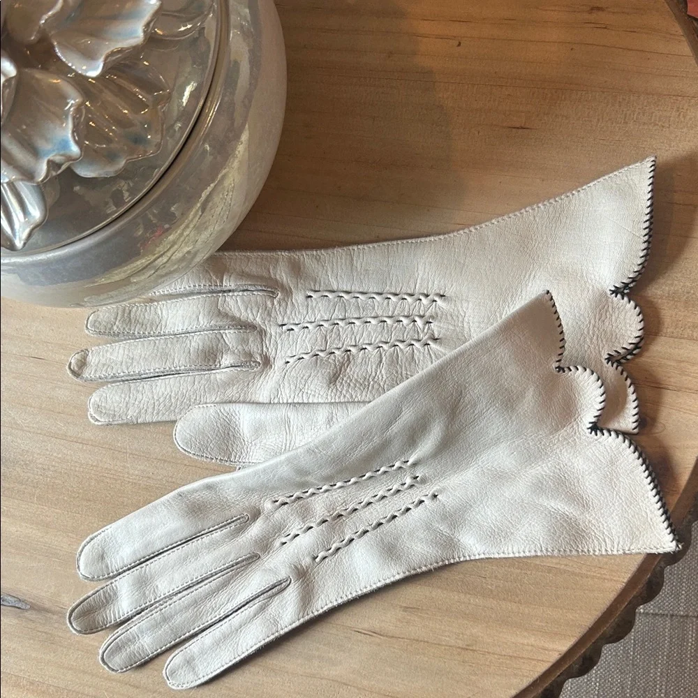 Vintage Native Deerskin Creme Threaded Trimmed Gloves Size 7 25/20